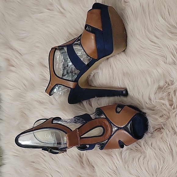 Tan/Navy Blue Heel. Size 81/2 - Picture 4 of 4